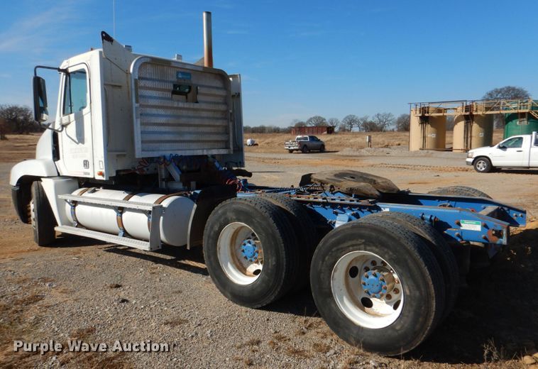 image for item KQ9605 1999 Freightliner Century Class  semi truck