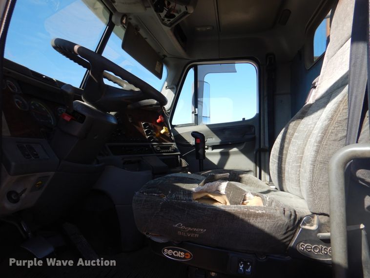 image for item KQ9605 1999 Freightliner Century Class  semi truck