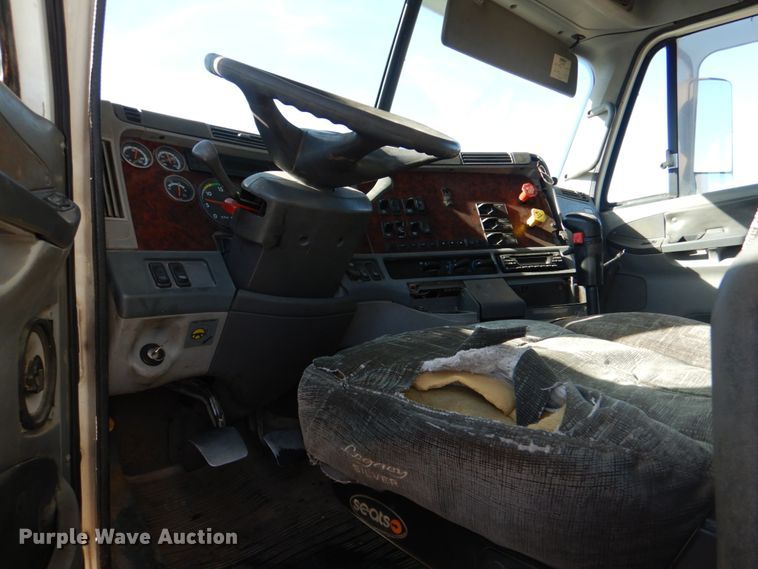 image for item KQ9605 1999 Freightliner Century Class  semi truck