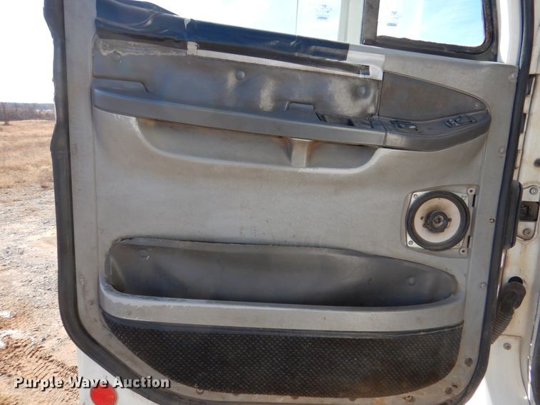 image for item KQ9605 1999 Freightliner Century Class  semi truck