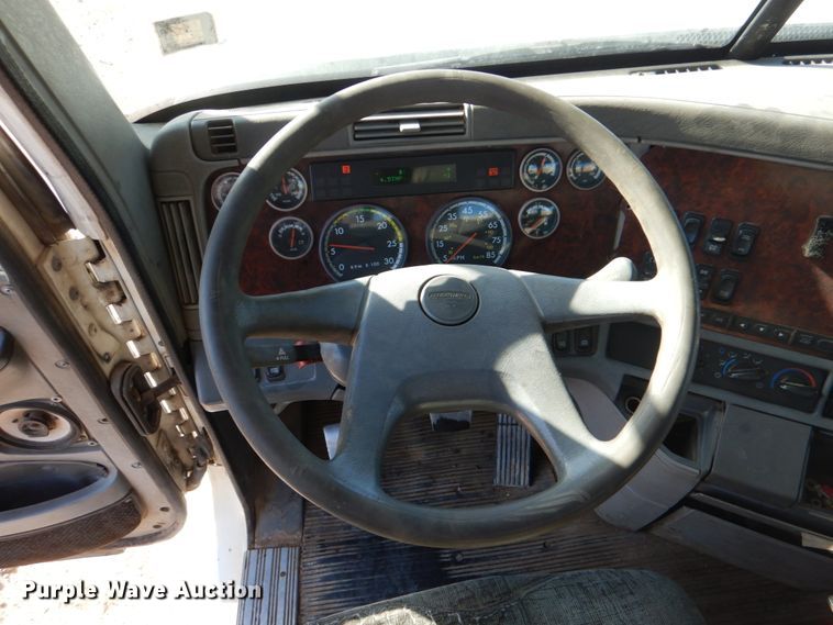 image for item KQ9605 1999 Freightliner Century Class  semi truck