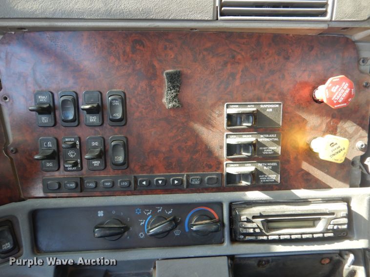 image for item KQ9605 1999 Freightliner Century Class  semi truck