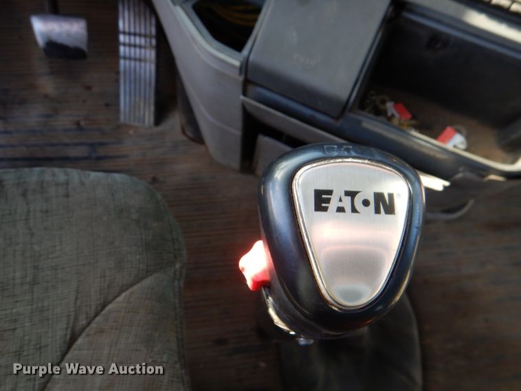 image for item KQ9605 1999 Freightliner Century Class  semi truck