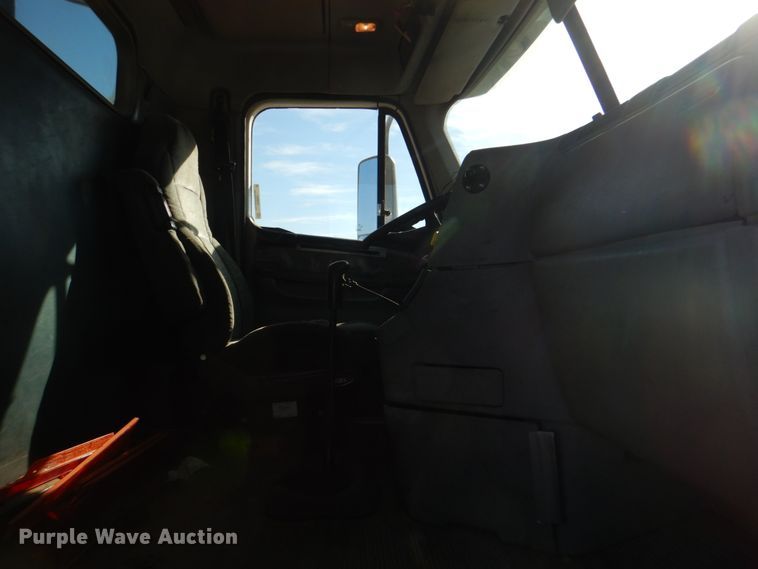 image for item KQ9605 1999 Freightliner Century Class  semi truck