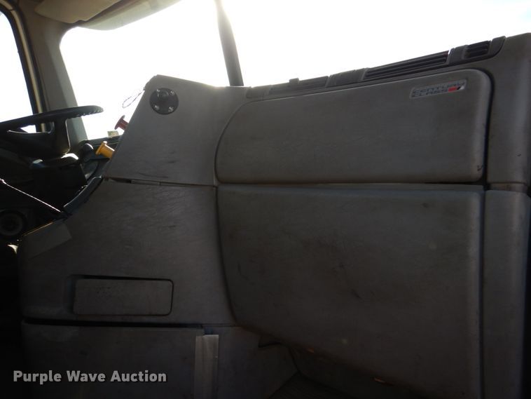 image for item KQ9605 1999 Freightliner Century Class  semi truck