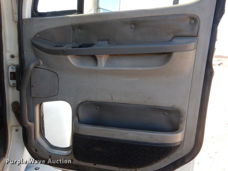 image for item KQ9605 1999 Freightliner Century Class  semi truck