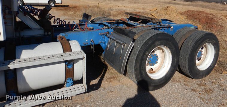 image for item KQ9605 1999 Freightliner Century Class  semi truck