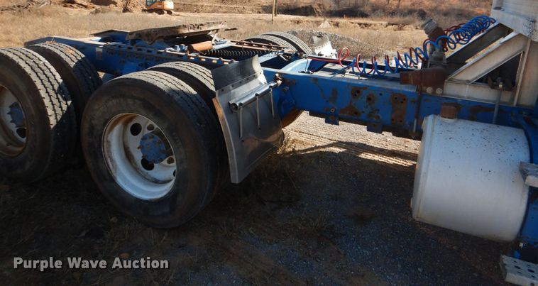 image for item KQ9605 1999 Freightliner Century Class  semi truck