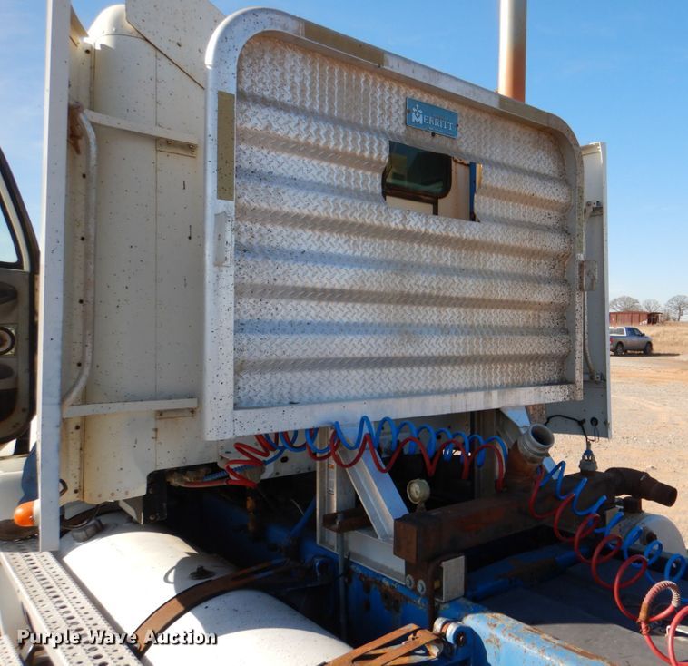 image for item KQ9605 1999 Freightliner Century Class  semi truck