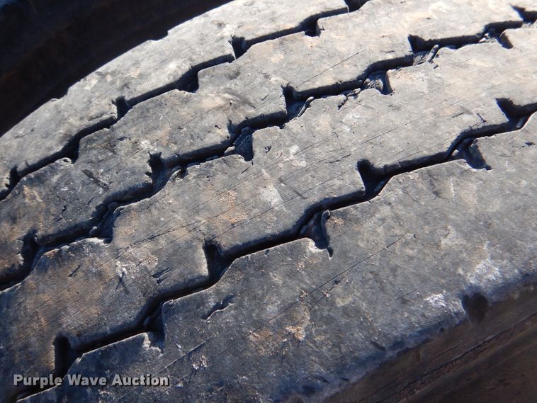 image for item KQ9605 1999 Freightliner Century Class  semi truck