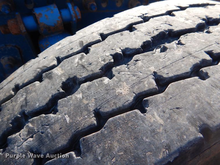 image for item KQ9605 1999 Freightliner Century Class  semi truck