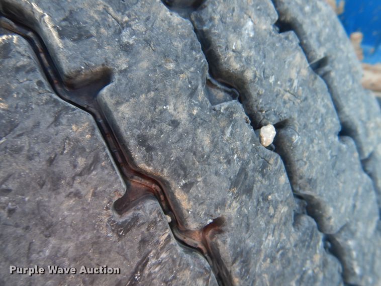 image for item KQ9605 1999 Freightliner Century Class  semi truck