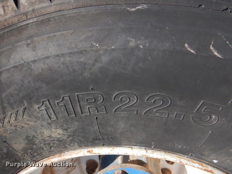 image for item KQ9605 1999 Freightliner Century Class  semi truck