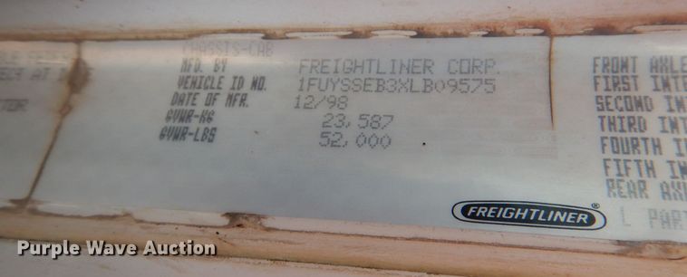 image for item KQ9605 1999 Freightliner Century Class  semi truck