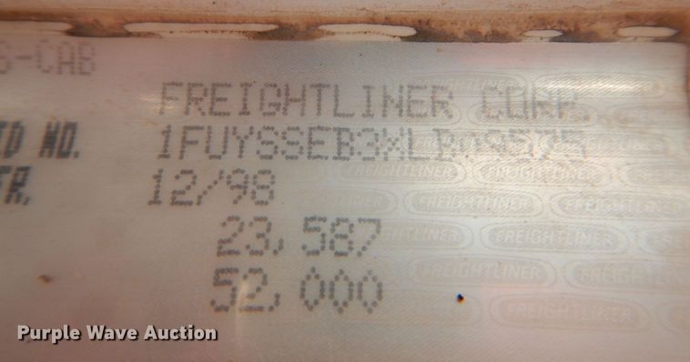 image for item KQ9605 1999 Freightliner Century Class  semi truck