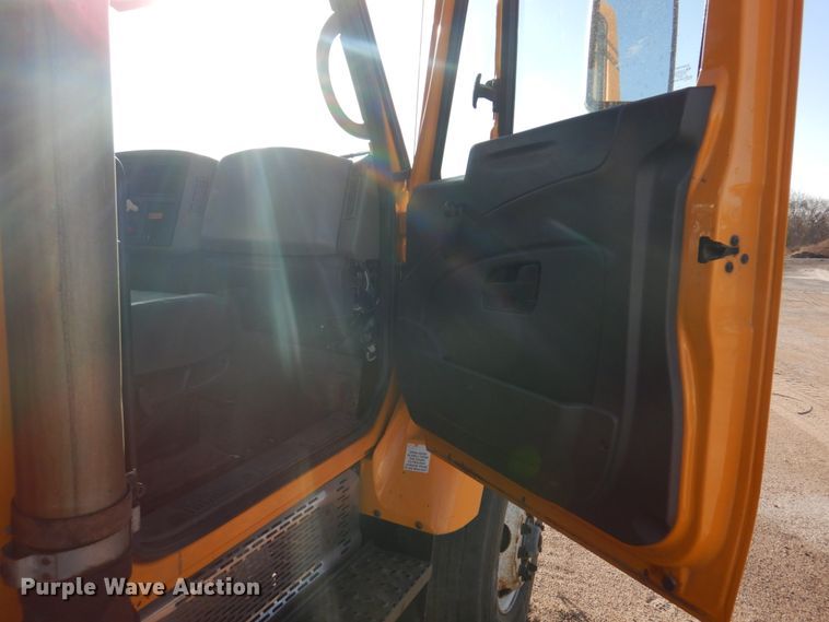 image for item DH8128 2011 International WorkStar 7400  dump truck