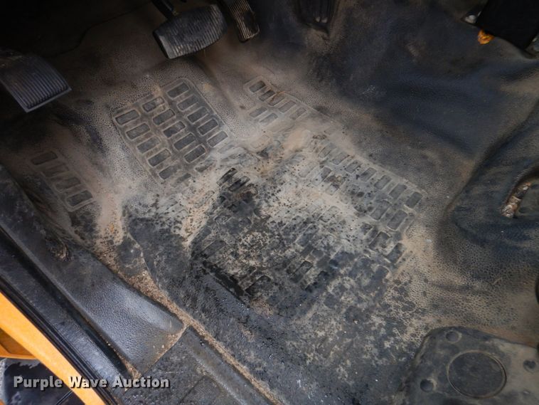 image for item DH8130 2012 Ford F550 Super Duty XL  Crew Cab flatbed truck