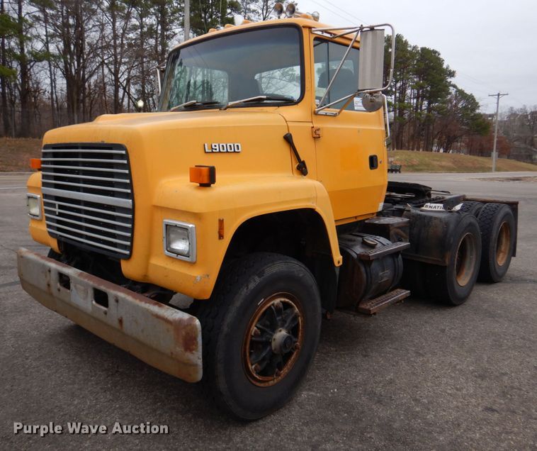 image for item DH8131 1992 Ford L9000  semi truck