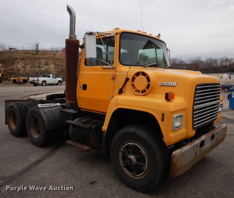 image for item DH8131 1992 Ford L9000  semi truck