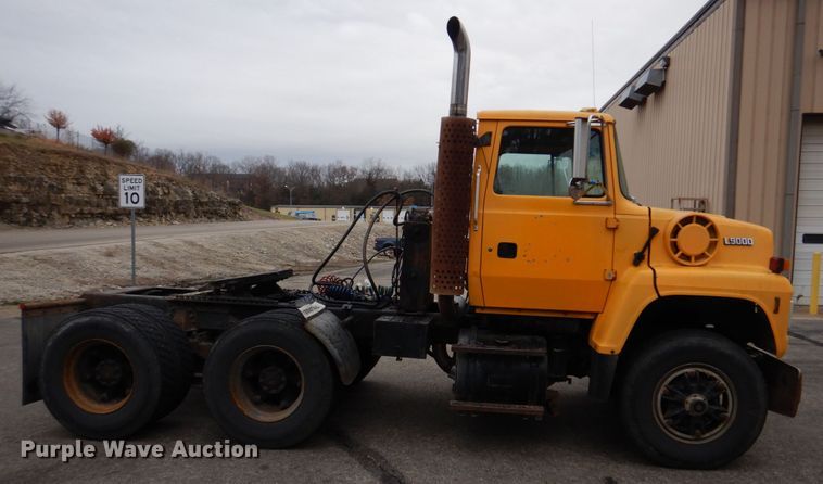 image for item DH8131 1992 Ford L9000  semi truck