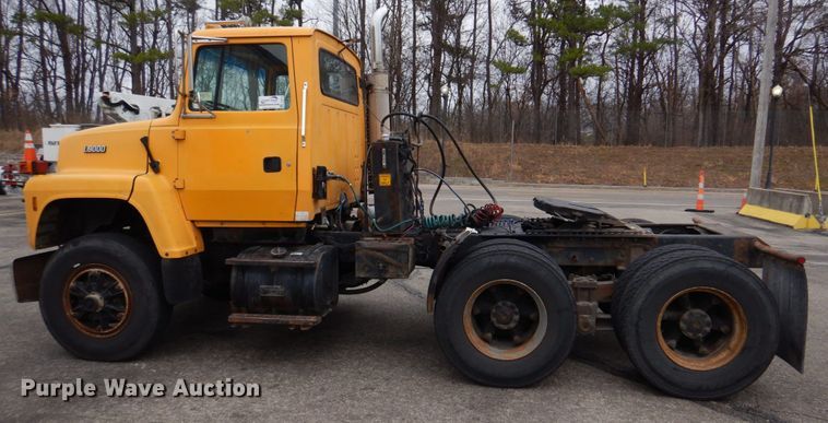image for item DH8131 1992 Ford L9000  semi truck
