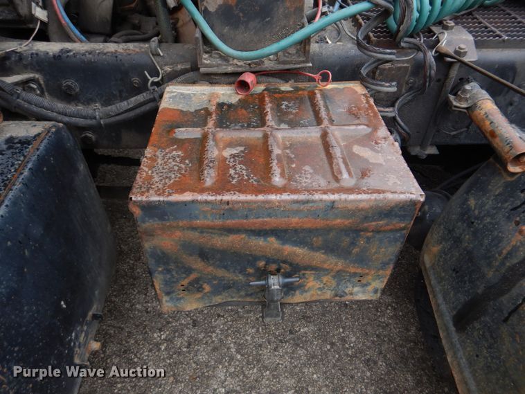 image for item DH8131 1992 Ford L9000  semi truck