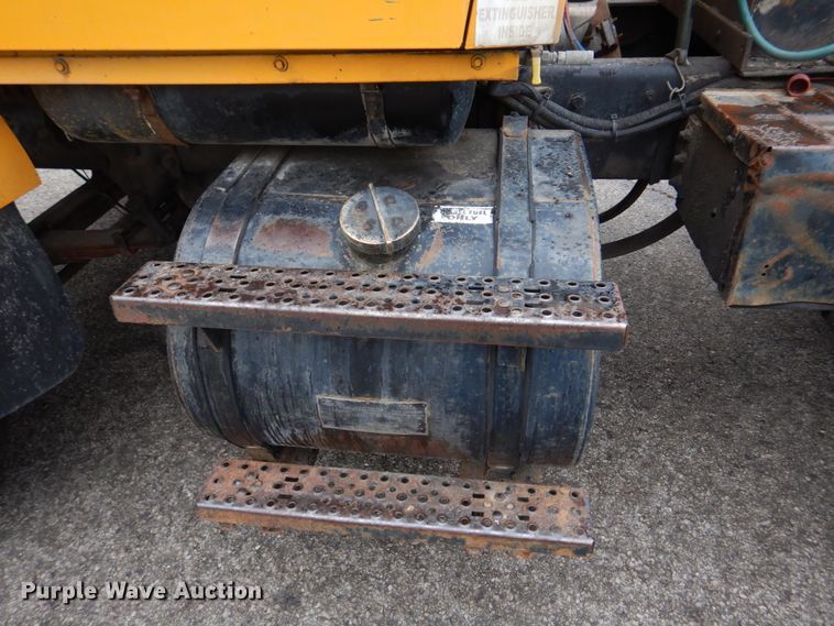 image for item DH8131 1992 Ford L9000  semi truck