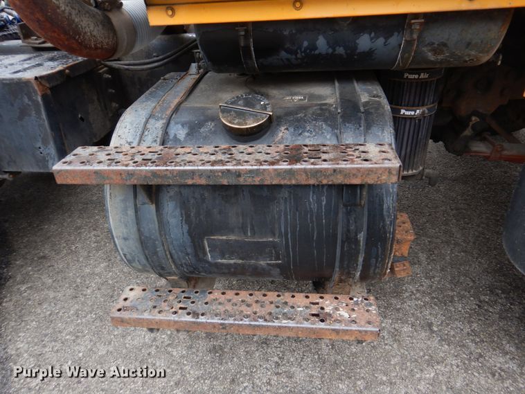 image for item DH8131 1992 Ford L9000  semi truck