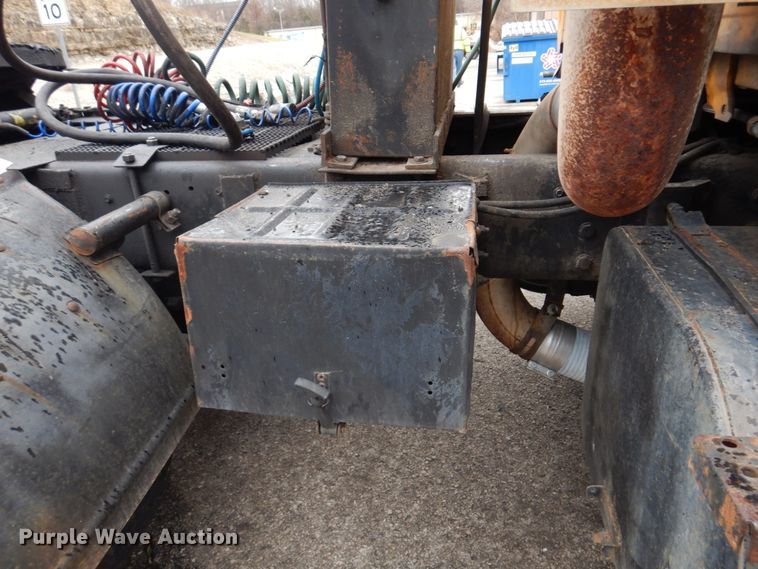 image for item DH8131 1992 Ford L9000  semi truck