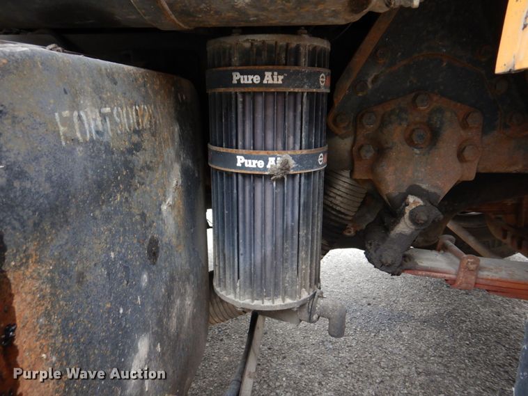 image for item DH8131 1992 Ford L9000  semi truck