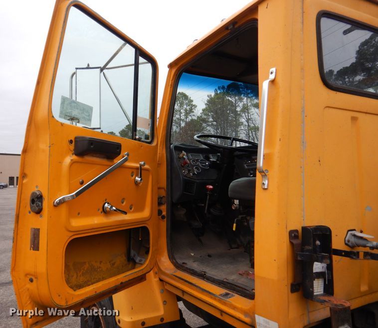 image for item DH8131 1992 Ford L9000  semi truck