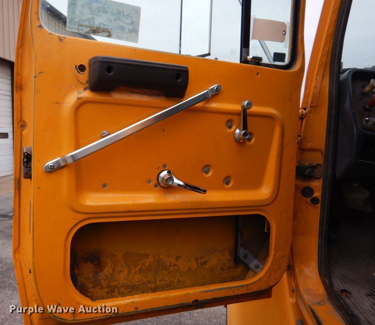 image for item DH8131 1992 Ford L9000  semi truck