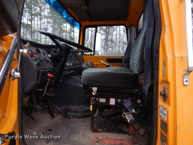 image for item DH8131 1992 Ford L9000  semi truck