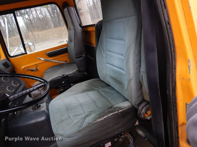 image for item DH8131 1992 Ford L9000  semi truck