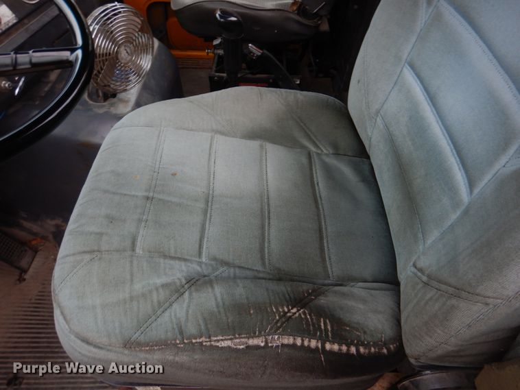 image for item DH8131 1992 Ford L9000  semi truck