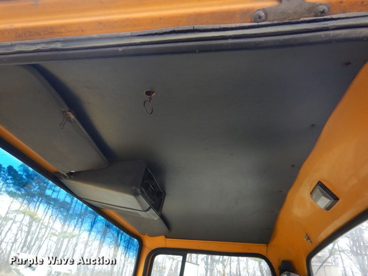 image for item DH8131 1992 Ford L9000  semi truck