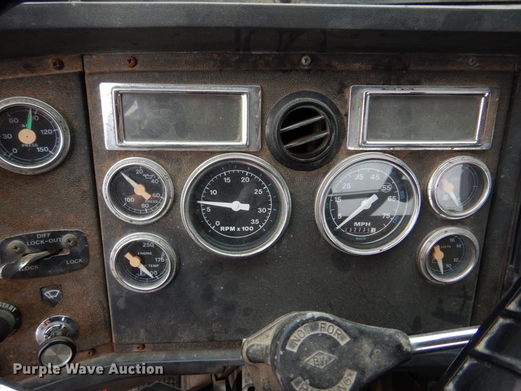 image for item DH8131 1992 Ford L9000  semi truck