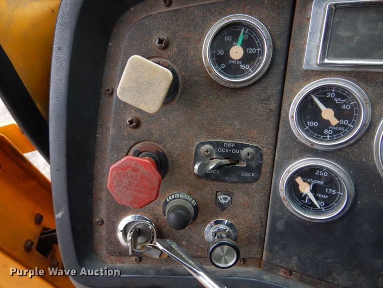 image for item DH8131 1992 Ford L9000  semi truck