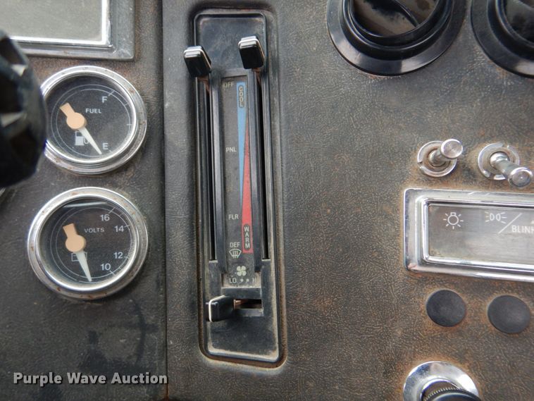 image for item DH8131 1992 Ford L9000  semi truck