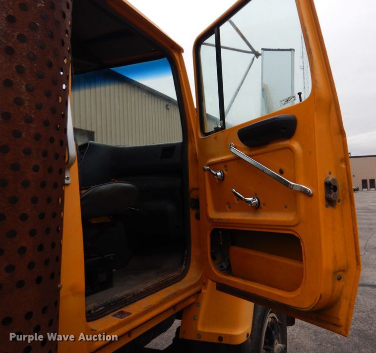 image for item DH8131 1992 Ford L9000  semi truck