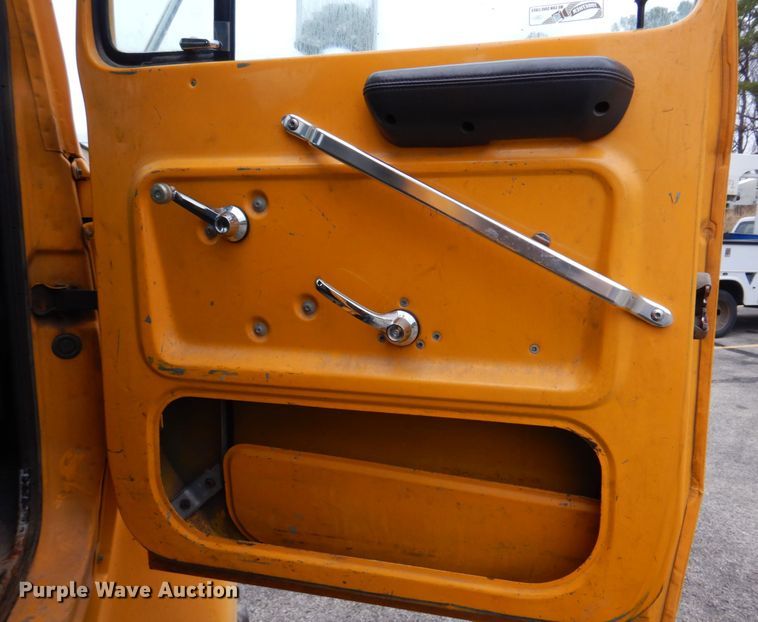 image for item DH8131 1992 Ford L9000  semi truck