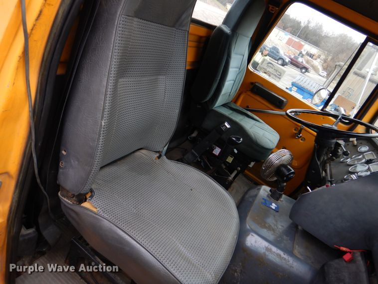 image for item DH8131 1992 Ford L9000  semi truck