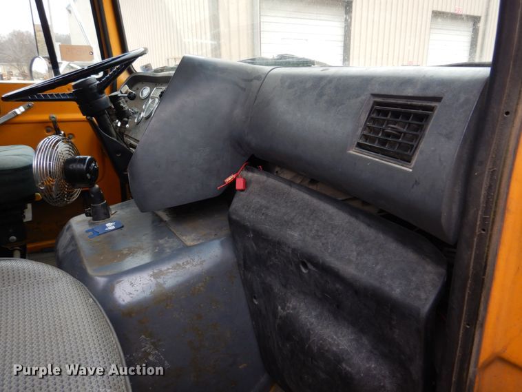 image for item DH8131 1992 Ford L9000  semi truck