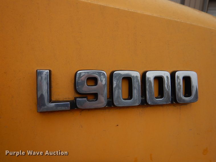 image for item DH8131 1992 Ford L9000  semi truck