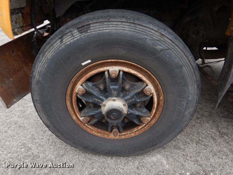 image for item DH8131 1992 Ford L9000  semi truck