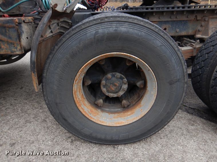 image for item DH8131 1992 Ford L9000  semi truck