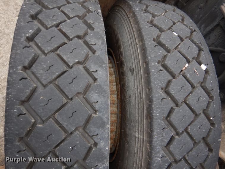 image for item DH8131 1992 Ford L9000  semi truck