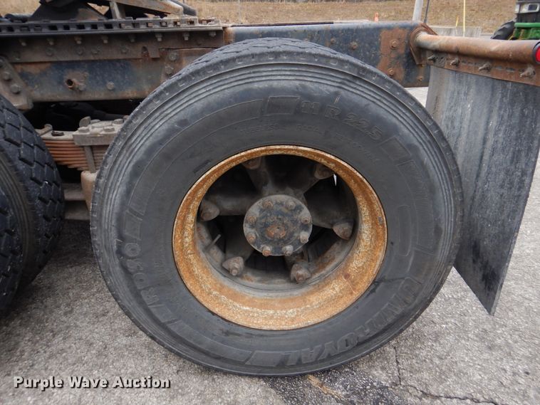 image for item DH8131 1992 Ford L9000  semi truck