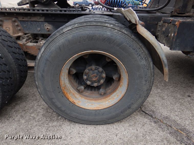 image for item DH8131 1992 Ford L9000  semi truck