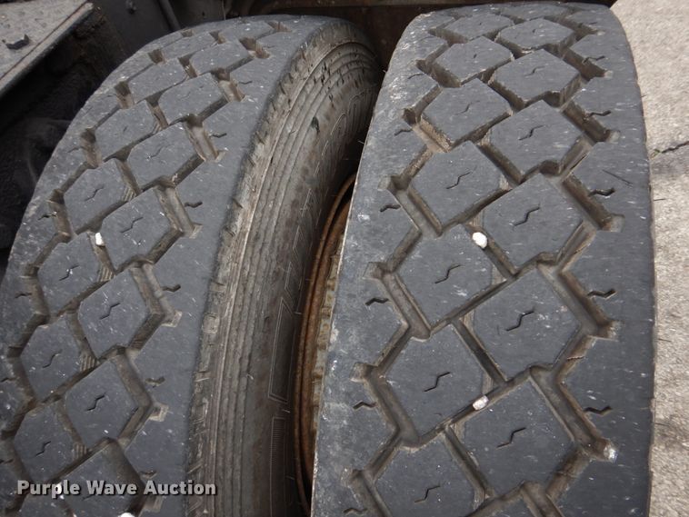 image for item DH8131 1992 Ford L9000  semi truck